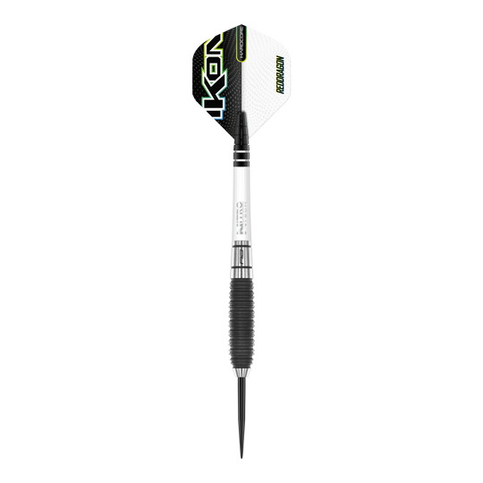Red Dragon Ikon 3 Steeldarts Das Bild zeigt einen Red Dragon Ikon 3 Steeldart. Der Dart ist schwarz, silber und weiß gestaltet, mit einem markanten Schriftzug auf den Flights.
