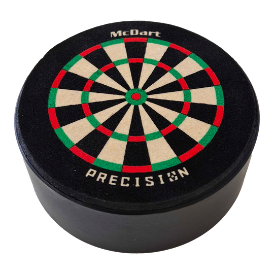 McDart Precision Mini Dartboard Dart Holder Das Bild zeigt die McDart Precision Mini Dartboard Darthalter. Es ist eine kleine, runde Dartscheibe mit farbigen Segmenten und dem Schriftzug "McDart Precision" darauf.