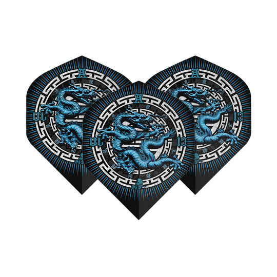 Das Bild zeigt drei Dart-Flights mit einem blauen Drachenmotiv in der Mitte. Die Flights haben ein schwarzes Design mit weißen und blauen Akzenten.