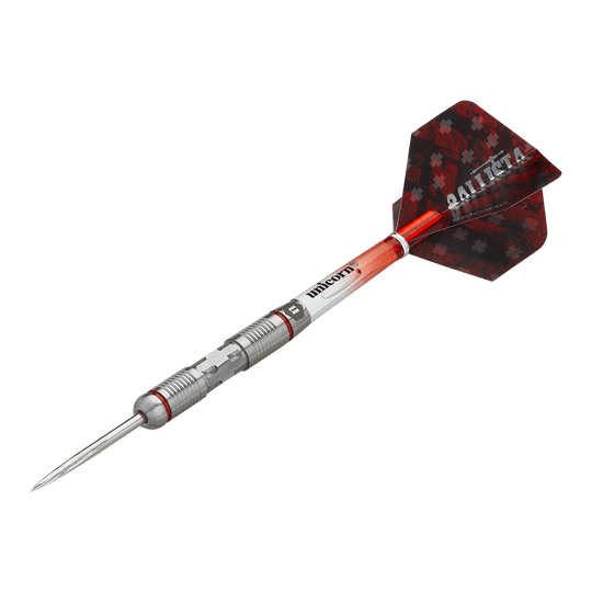 Das Bild zeigt den Steeldart "Unicorn Ballista Style 2". Der Dart hat einen silbernen Metallkörper mit roten Akzenten und schwarze Flights mit rotem Muster.