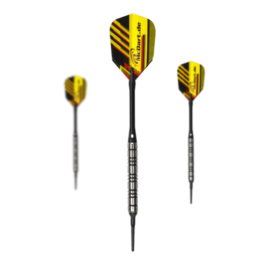 McDart 85 Tungsten V2 soft darts - 17g Das Bild zeigt drei Softdarts des Modells "McDart 85er Tungsten V2" mit 17g Gewicht. Die Darts haben gelb-schwarze Flights mit roten Akzenten und einen silbernen Griffbereich.