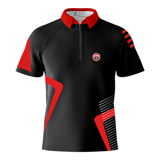 Bulls Team Dart Shirt - Red Das Bild zeigt ein schwarzes Dartshirt mit roten und weißen Akzenten. Auf der linken Brust befindet sich ein rundes Logo mit einem "B".