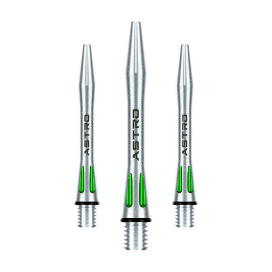 7012-104_Winmau_Astro_Aluminium_Shafts_Gr-n_35mm_1 Das Bild zeigt drei silberne Dartschäfte mit grünen Akzenten. Auf den Schäften steht das Wort "ASTRO" geschrieben.