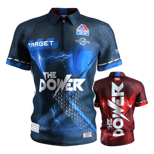 Das Bild zeigt zwei Dartshirts mit dem Aufdruck "THE POWER" von Target Coolplay Phil Taylor 2025. Eines der Shirts ist hauptsächlich blau, das andere rot, beide mit auffälligen Blitzdesigns.