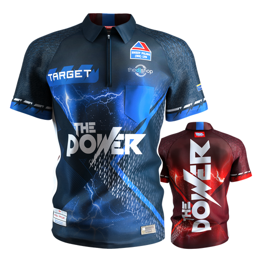 Target Coolplay Phil Taylor 2025 dart shirt Das Bild zeigt zwei Dartshirts mit dem Aufdruck "THE POWER" von Target Coolplay Phil Taylor 2025. Eines der Shirts ist hauptsächlich blau, das andere rot, beide mit auffälligen Blitzdesigns.