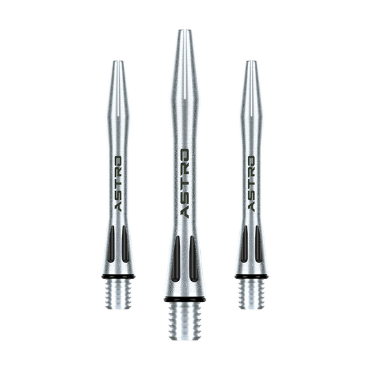 7012-101_Winmau_Astro_Aluminium_Shafts_Schwarz_35mm_1 Das Bild zeigt drei silberne Winmau Astro Aluminium Shafts mit schwarzem Akzent. Auf jedem Shaft steht das Wort "ASTRO" geschrieben.
