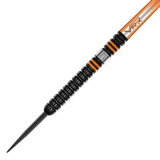 RD2527_Red_Dragon_Amberjack_Pro_1_Steeldarts_2 Das Bild zeigt einen Red Dragon Amberjack Pro 1 Steeldart. Der Dart ist schwarz mit orangenen Akzenten und hat eine Spitze aus Metall.