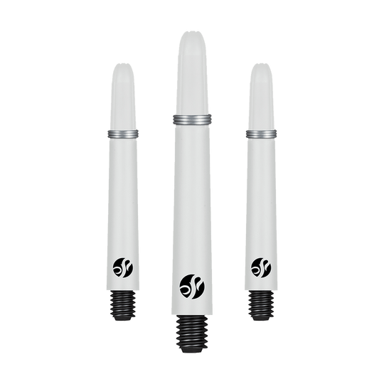 Shot Koi Carbon Shafts - White Auf dem Bild sind drei weiße Dartschäfte mit schwarzem Gewinde zu sehen. Sie haben ein silbernes Ringdetail und ein schwarzes Logo auf jedem Schaft.
