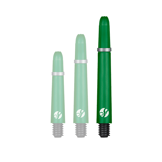 Shot Koi Carbon Shafts - Green Auf dem Bild sind drei grüne Dartschäfte in unterschiedlichen Längen zu sehen. Sie haben schwarze Gewinde und silberne Ringe.