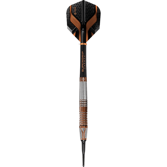 HA33850_Harrows_Toro_Softdarts_1 Auf dem Bild ist ein moderner Softdartpfeil zu sehen. Er hat schwarze und orangefarbene Akzente sowie eine silberne Griffzone.
