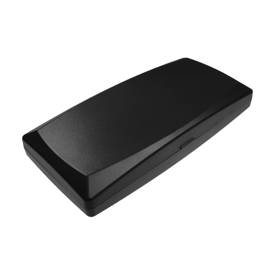 Das Bild zeigt eine schwarze rechteckige ABS-Box. Die Box hat eine glatte Oberfläche und wirkt kompakt und stabil.