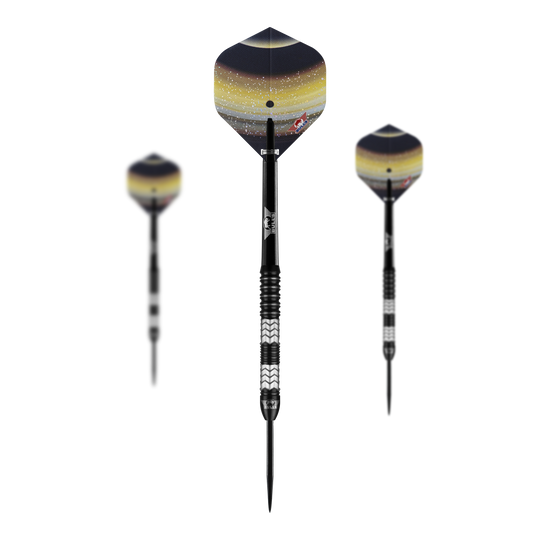 Bulls NL Luna Triton steel darts Das Bild zeigt drei Steeldarts des Modells "Bulls NL Luna Triton". Die Darts haben schwarze Spitzen, einen geriffelten Griff und Flights mit einem gelb-schwarzen Weltraumdesign.