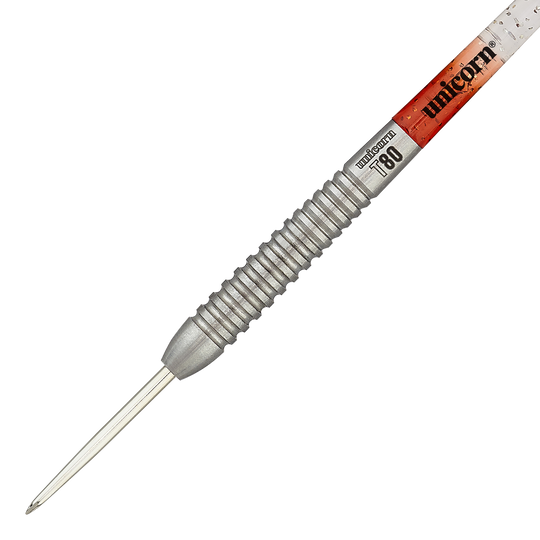 Unicorn Core XL Striker Style 5 steel darts Das Bild zeigt einen Unicorn Core XL Striker Style 5 Steeldart. Der Dartpfeil hat einen silbernen, geriffelten Griff und eine spitze Metallspitze.