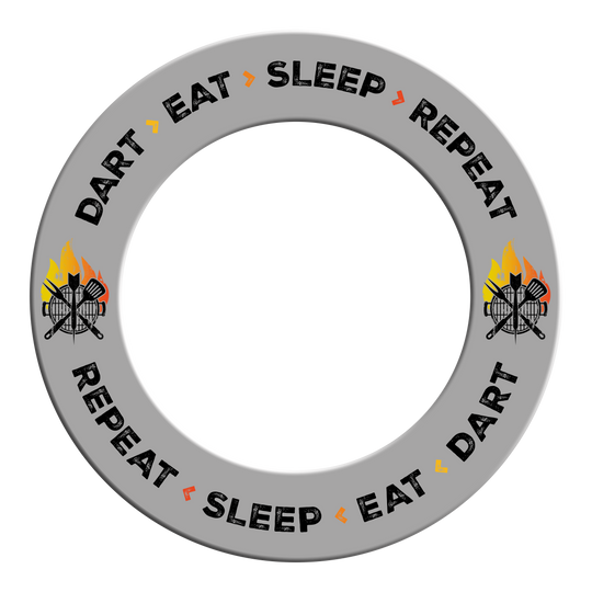 McDart Dartboard Surround - Dart Eat Sleep Repeat Es ist ein Dartboard-Surround in Grau mit dem Text 'Dart Eat Sleep Repeat'. Das Bild zeigt das Produkt aus einer bestimmten Perspektive.