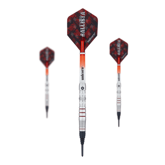 Unicorn Ballista Style 3 soft darts Das Bild zeigt drei Softdarts des Produkts „Unicorn Ballista Style 3“. Die Darts haben rote Flights mit Muster und silberne Schäfte.