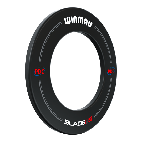 Winmau PDC Dartboard Surround - Black Das Bild zeigt die Winmau PDC Dartboard Surround in Schwarz. Der Dartboard-Schutzring ist rund und trägt die Aufschriften "WINMAU", "PDC" und "BLADE 6".