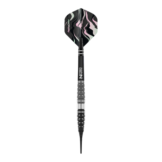 Red Dragon Paradym Torpedo Soft Darts - 20g Das Bild zeigt einen Red Dragon Paradym Torpedo Softdart mit einem Gewicht von 20g. Der Dart hat ein schwarzes Gehäuse mit silbernen Akzenten und ein Muster in dunklen Farben auf dem Flight.