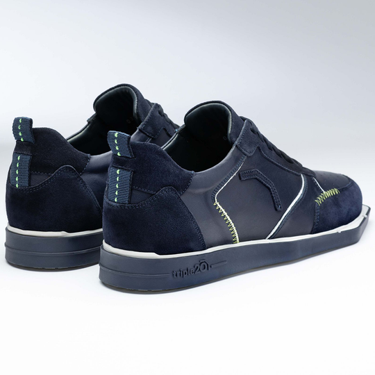20102005-00_Triple20_Dartschuhe_Leder_Blau_Weiss_3 Die Abbildung zeigt ein Paar blaue und weiße Triple20 Dartschuhe aus Leder. Die Schuhe haben auffällige Nähte und eine robuste Sohle.