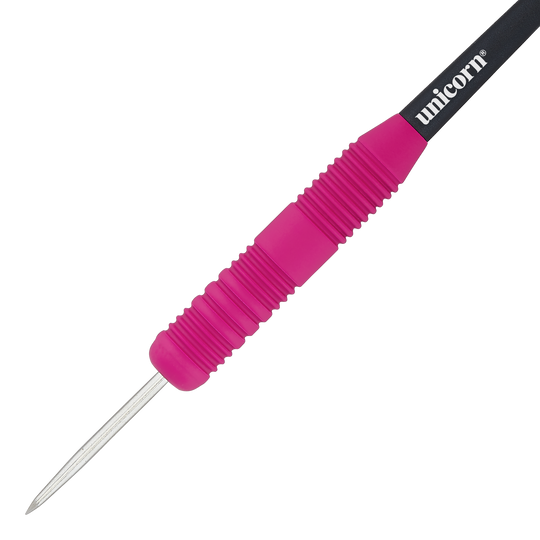 Das Bild zeigt einen Unicorn Core Plus Steeldart mit einem gummierten, pinken Griff. Der Dart hat eine silberne Spitze und einen schwarzen Schaft mit dem weißen "unicorn"-Logo.