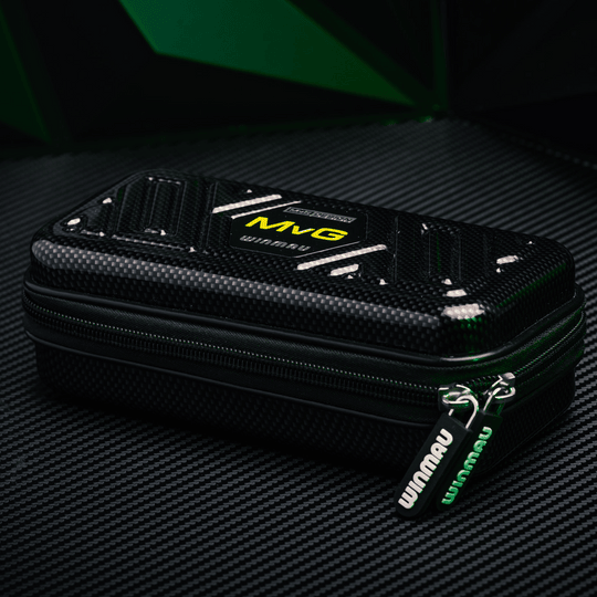Winmau Armor G1 Michael Van Gerwen dart wallet Das Foto präsentiert das Winmau Armor G1 Michael Van Gerwen Dartwallet. Es ist ein praktisches Etui für Dartzubehör.