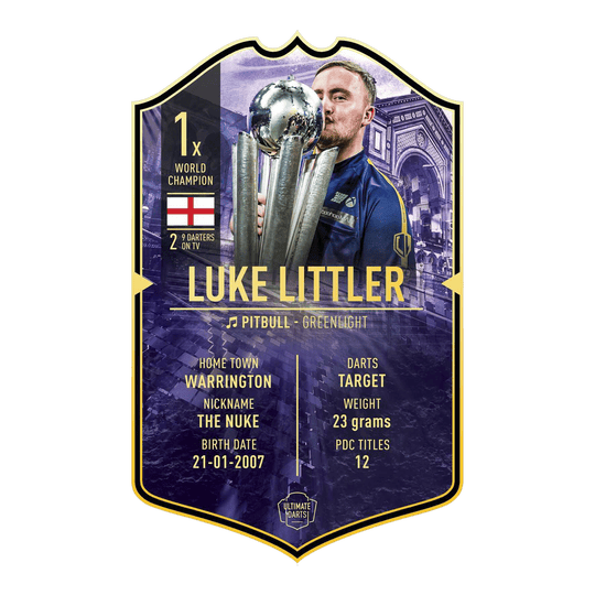 Die Abbildung zeigt die „Ultimate Darts Card - Luke Littler World Champion“. Auf der Karte ist Luke Littler mit seiner Trophäe sowie wichtige Informationen über ihn abgebildet.