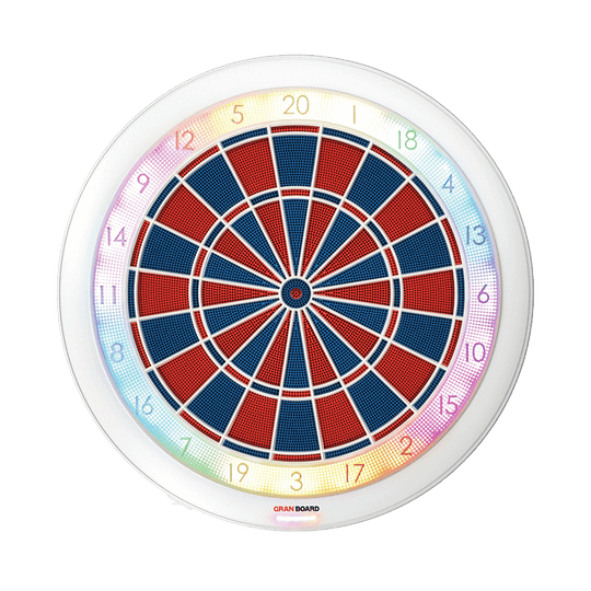 g01440_GranBoard_132_Elektronisches_Dartboard_1m77s3IgqhPA78 Das Bild zeigt das GranBoard 132 Elektronisches Dartboard. Das Dartboard hat ein rundes Design mit bunten LED-Lichtern am Rand.