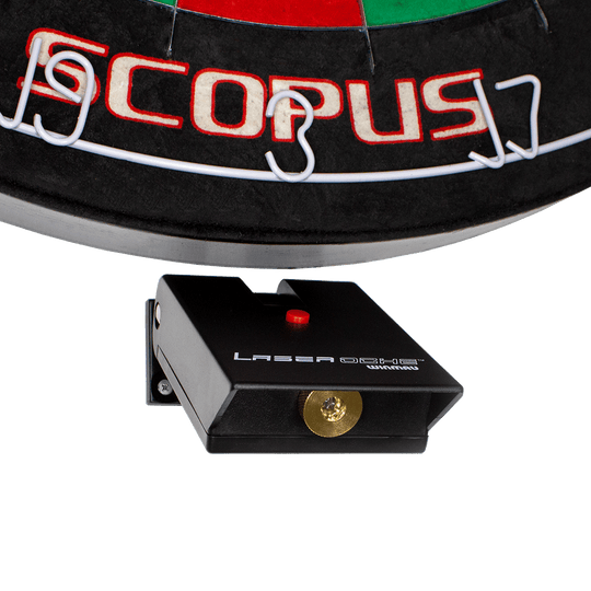 8510-Winmau-Laser-Oche-1nkZCisYUEQhP8 Das Bild zeigt das Produkt "Winmau Laser Oche" unter einer Dartscheibe. Das Gerät projiziert eine Laserlinie auf den Boden, um die Wurflinie für Dartspieler anzuzeigen.