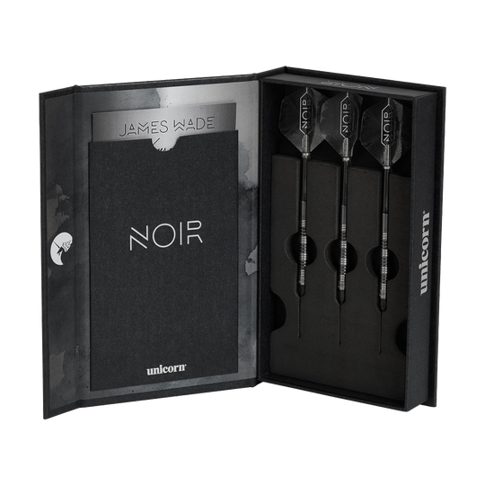 Das Bild zeigt eine elegante schwarze Box mit drei Dartpfeilen. Auf der linken Seite steht "NOIR" und oben ist der Name "James Wade" zu sehen.