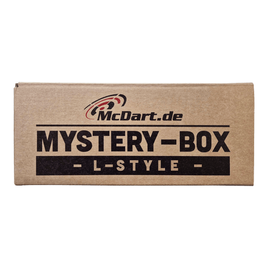Auf dem Bild ist eine braune Box mit der Aufschrift "McDart.de Mystery-Box - L-Style -" zu sehen. Die Box sieht verschlossen aus und weckt Neugier auf den Inhalt.