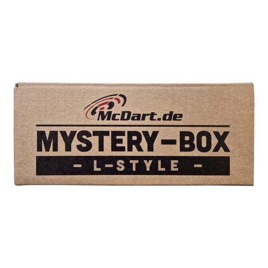 McDart Mystery Box - L-Style Auf dem Bild ist eine braune Box mit der Aufschrift "McDart.de Mystery-Box - L-Style -" zu sehen. Die Box sieht verschlossen aus und weckt Neugier auf den Inhalt.