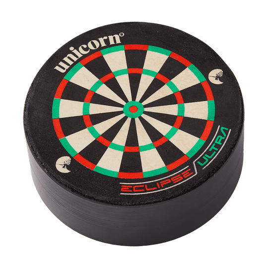 Das Bild zeigt den Unicorn Dart Station Dartständer. Er ist rund und hat eine bedruckte Oberfläche im Design einer Dartscheibe.