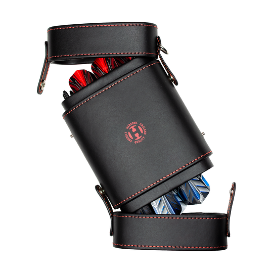 Das Bild zeigt ein schwarzes Harrows Prima Dartcase mit roter Naht. Im Inneren sind Dartpfeile mit bunten Flights sichtbar.