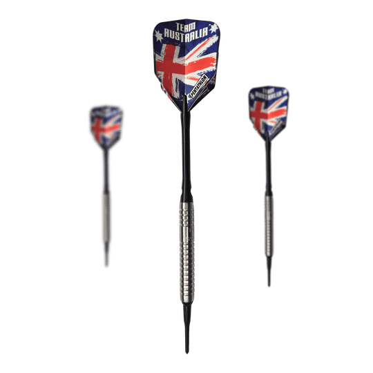 McDart 85 Tungsten V5 Soft Darts - 16g Das Bild zeigt drei Softdarts des Produkts „McDart 85er Tungsten V5 Softdarts - 16g“. Die Flights sind im Design der australischen Flagge gehalten und haben den Schriftzug „Team Australia“.