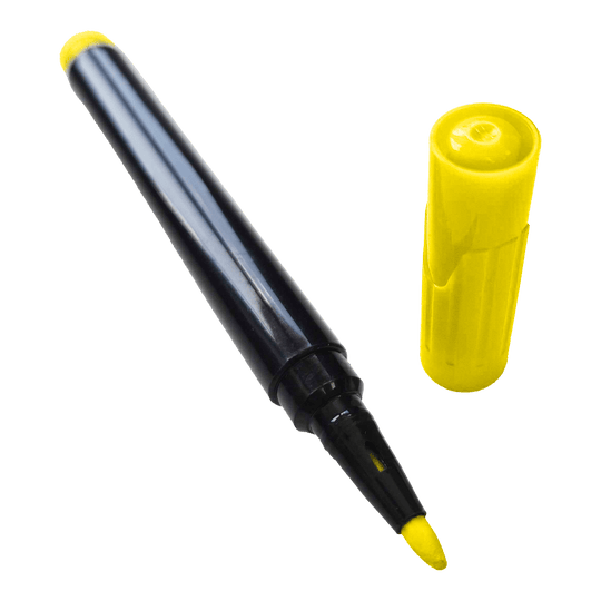 Auf dem Bild ist ein gelber Boardmarker mit abgenommener Kappe zu sehen. Der Stift liegt schräg, während die gelbe Kappe daneben steht.
