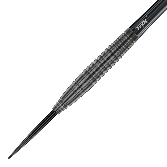 Red Dragon Seren 4 Onyx Steeldarts Das Bild zeigt einen Red Dragon Seren 4 Onyx Steeldart. Der Dart hat ein schwarzes, gerilltes Metallgehäuse und eine spitze Stahlspitze.