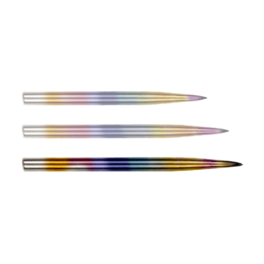 BU57615_BullsNL_Rainbow_Steeldartspitzen_38mm_109KUAxN1sdFPl Auf dem Bild sind drei Dartspitzen aus Stahl zu sehen. Sie haben eine schöne Regenbogenfärbung entlang der gesamten Länge.