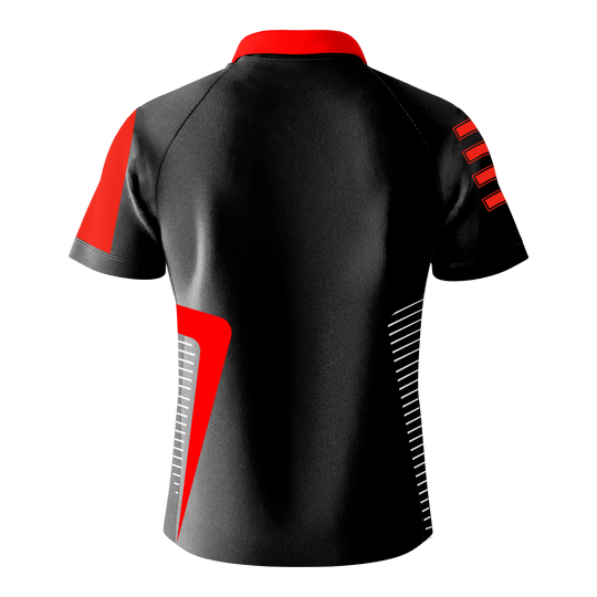 Bulls Team Dart Shirt - Red Das Bild zeigt das Bulls Team Dartshirt in Rot von hinten. Das Shirt ist hauptsächlich schwarz mit roten und weißen Designelementen auf den Ärmeln und an den Seiten.