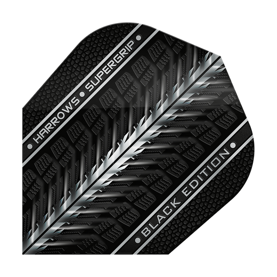 Das Bild zeigt das Produkt "Harrows Supergrip Black-Edition No6 Flights". Das Flight ist schwarz mit silbernen und grauen Akzenten sowie der Aufschrift "HARROWS SUPERGRIP BLACK EDITION".