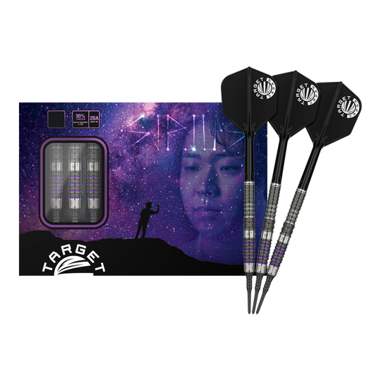 Target Japan Prime Series Yuta Hayashi Sirius GEN3 MAX Soft Darts - 21.5g Das Bild zeigt die "Target Japan Prime Series Yuta Hayashi Sirius GEN3 MAX Softdarts - 21,5g" vor einer Verpackung mit einem Weltraum-Motiv. Drei Darts sind neben der Box zu sehen, die schwarze Flights und ein silber-lila Design haben.