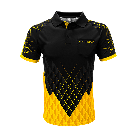 HRS-26517_Harrows_Paragon_Dartshirt_Gelb_1 Das Bild zeigt das Harrows Paragon Dartshirt in Gelb. Das Shirt hat ein auffälliges schwarz-gelbes Muster mit geometrischen Linien und dem Harrows-Logo auf der Brust.