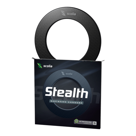 Scolia Stealth Dartboard Surround Das Bild stellt das Scolia Stealth Dartboard Surround dar. Es schützt die Umgebung und rahmt die Dartscheibe stilvoll ein.