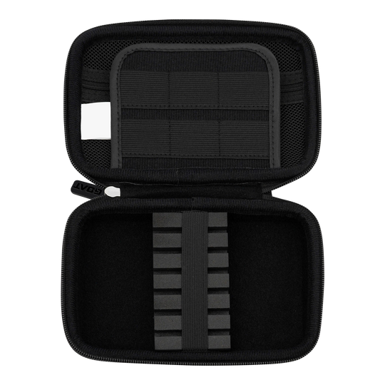 GOAT Locker XL Dartwallet Das Bild zeigt das offene Etui des Produkts "GOAT Locker XL Dartwallet". Im Inneren befinden sich elastische Halterungen und Fächer zur sicheren Aufbewahrung von Dartzubehör.