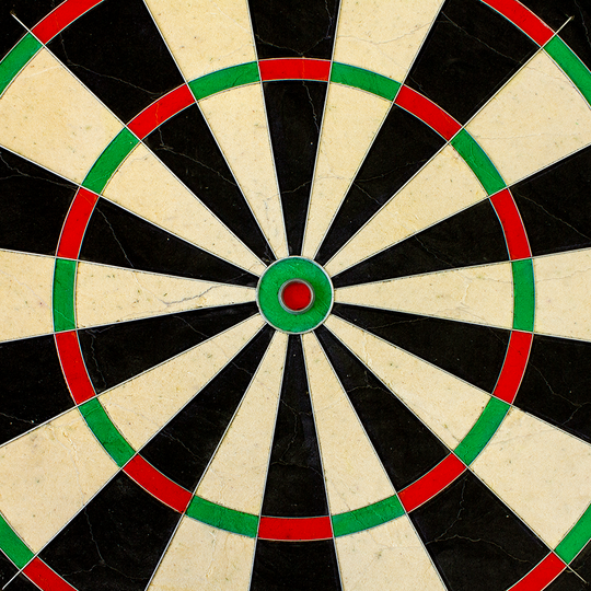 79403_Unicorn_Eclipse_Pro_Dartboard_3 Das Bild zeigt eine Nahaufnahme des Unicorn Eclipse Pro Dartboards. Die Felder sind in Schwarz, Weiß, Rot und Grün gestaltet.