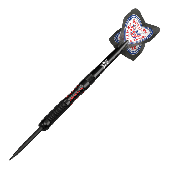 Bulls NL Benjamin Pratnemer steel darts - 20g Das Bild zeigt einen Steeldart der Marke "Bulls NL Benjamin Pratnemer" mit einem Gewicht von 20 Gramm. Der Dart ist schwarz mit roten Akzenten und hat einen Flight mit dem Namen "Benjamin Pratnemer" darauf.