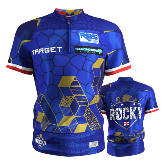 Target Josh Rock Dart Shirt 2027 Hier ist das Target Josh Rock Dartshirt 2027 zu sehen. Das Shirt überzeugt durch seine moderne Optik.