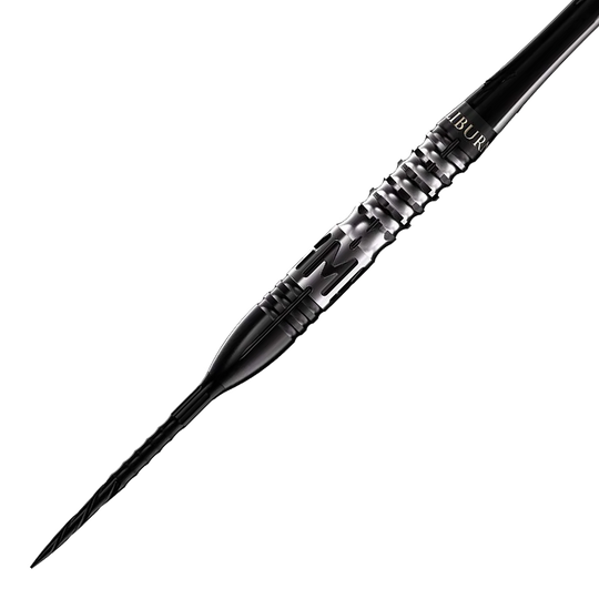 Das Bild zeigt einen Caliburn Player MAK Steeldart mit einem Gewicht von 23,5g. Der Dart ist schwarz-silber und hat ein modernes, geriffeltes Griffdesign.