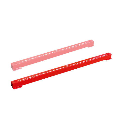 67832_Bulls_Oky_System_Teppich_mit_Metall_Oche_O80_4 Das Bild zeigt zwei rote Metallleisten mit Markierungen, die Teil des Bulls Oky System SETs sind. Sie dienen als Abwurflinie (Oche) für das Dartspiel und werden auf den Boden gelegt.