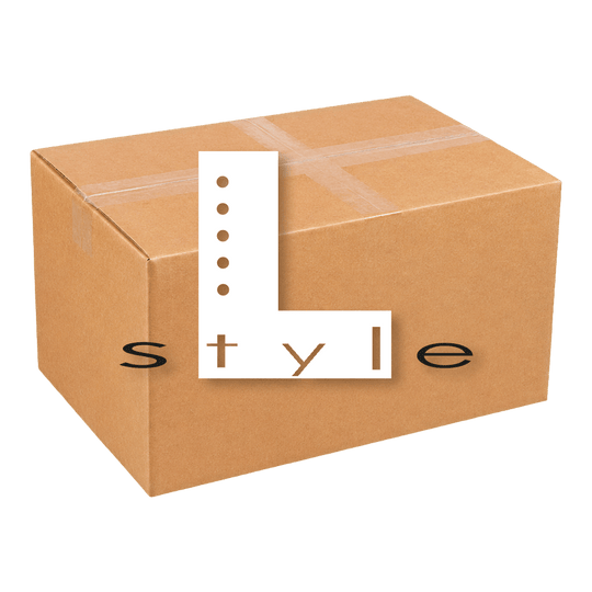 McDart Mystery Box - L-Style Die Abbildung zeigt die McDart Mystery-Box - L-Style. Diese Box enthält verschiedene Überraschungsprodukte im Bereich L-Style für Dartspieler.