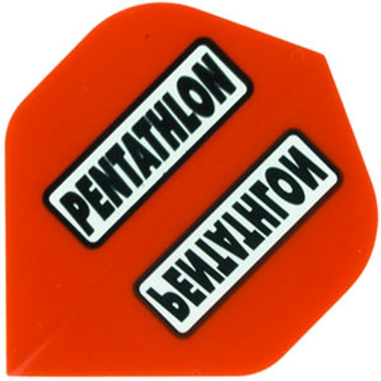 p7 Das Bild zeigt einen roten Dartflügel mit der Aufschrift "Pentathlon" in schwarz-weißer Schrift. Der Schriftzug erscheint zweimal diagonal auf dem Produkt "Pentathlon Flights P7".