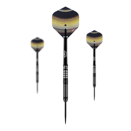 Bulls NL Luna Neoma steel darts Das Bild zeigt drei Steeldarts des Modells "Bulls NL Luna Neoma". Die Flights der Darts haben ein dunkles, galaktisches Design mit gelben und weißen Akzenten.